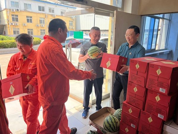 公司開展夏季“送清涼”活動