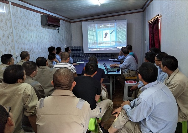 項目部向員工播放安全視頻